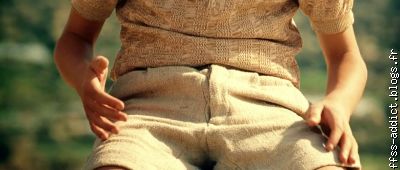 Je sentais dans mon pantalon mon sexe qui gonflait.